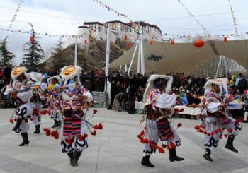 Actors perform Tibetan traditional dance to celebrate the Tibetan New Year in Longwangtan Park in Lhasa, capital of southwest China's Tibet Autonomous Region, Feb. 25, 2009. Local citizens here on Wednesday sung and danced with traditional custom to celebrate the Earth Ox Tibetan New Year. Tibetans across China are celebrating the 50th Tibetan New Year after the Democratic Reform with their old traditions. (Xinhua/Chogo)