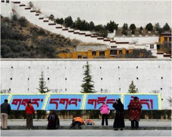 Many Tibetans pray in front of the Potala Palace in Lhasa on the first day of the Tibetan New Year, which falls on February 25 this year. [Photo: CRIENGLISH.com/ Xu Liuliu]