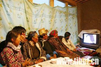 A Tibetan family watching the Tibetan New Year Gala on TV. (Photo: China Tibet Information Center)