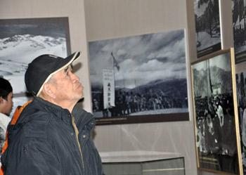 A visitor looks at a pricture at an exhibition marking the 50th anniversary of the Democratic Reform in Tibet Autonomous Region in Beijing, Feb. 25, 2009. The exhibition opened on Feb. 24 and runs until April 10.(Xinhuanet Photo)