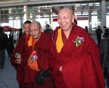 Members of the 11th National Committee of the Chinese People's Political Consultative Conference (CPPCC) from southwest China's Tibet Autonomous Region arrive in Beijing, capital of China, March 1, 2009.(Xinhua/Liu Weibing)