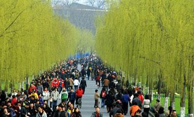 Tourists crowd along the Bai Causeway on West Lake of Hangzhou, capital of east China's Zhejiang Province, March. 8, 2009. Residents and tourists enjoyed the beautiful spring view of West Lake and the warmth of spring on Sunday. (Xinhua/Chen Jiahua)