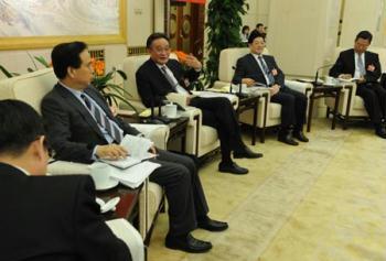 Wu Bangguo (C), member of the Standing Committee of the Political Bureau of the Communist Party of China (CPC) Central Committee and also chairman of the Standing Committee of the National People's Congress (NPC), joins a panel discussion with deputies to the Second Session of the 11th NPC from northwest China's Shaanxi Province, in Beijing, capital of China, March 9, 2009. (Xinhua/Fan Rujun)