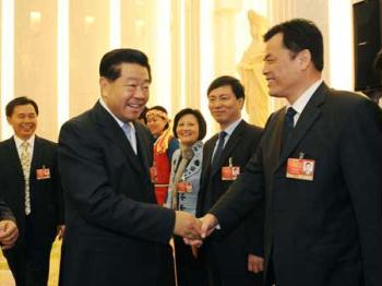 Jia Qinglin (front L), member of the Standing Committee of the Political Bureau of the Communist Party of China (CPC) Central Committee and also chairman of the National Committee of the Chinese People's Political Consultative Conference (CPPCC), joins a panel discussion with Taiwan delegation to the Second Session of the 11th National People's Congress (NPC), in Beijing, capital of China, March 10, 2009. (Xinhua/Rao Aimin)