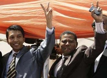 Madagascar's opposition leader Andry Rajoelina (L) greets his supporters with Monja Roindefo, the man he named prime minister, during a rally in Antananarivo March 14, 2009. Rajoelina told thousands of his supporters in the capital on Saturday he was giving President Marc Ravalomanana four hours to resign. REUTERS/Siphiwe Sibeko (MADAGASCAR POLITICS CONFLICT) 