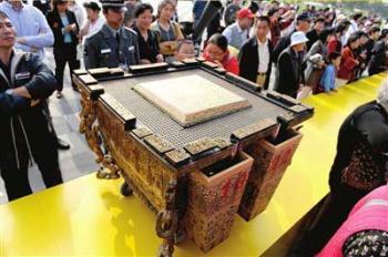 90 of the 2,008 drums used at the opening ceremony of the Beijing Olympic Games were auctioned on-line on Monday. The bids totaled more than 12.8 million yuan, or almost 1.9 million U.S. dollars.