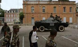 Soldiers stand guard outside the presidential palace in Antananarivo March 17, 2009.REUTERS/Siphiwe Sibeko