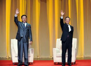 Chinese Premier Wen Jiabao (R) and his counterpart of the Democratic People's Republic of Korea (DPRK) Kim Yong Il wave during a ceremony marking the 60th anniversary of the establishment of the China-DPRK diplomatic relations and the launch of the China-DPRK Friendship Year in Beijing, capital of China, March 18, 2009. (Xinhua/Ma Zhancheng)