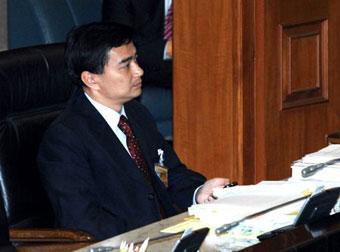 Thai Prime Minister Abhisit Vejjajiva listens to debate on a vote of no confidence in the House of Representatives in Bangkok, Thailand, March 19, 2009. The debate on a vote of no confidence in Prime Minister Abhisit Vejjajiva and his five cabinet ministers started on Thursday morning, as opposition Puea Thai Party MP Chalerm Yubamrung is leading the attack on the Democrat Party-led government.(Xinhua/Thana Nuntavoranut)