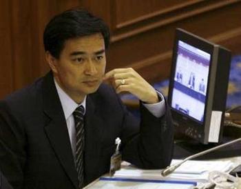 Thai Prime Minister Abhisit Vejjajiva sits at parliament before a no-confidence vote in Bangkok March 21, 2009. Abhisit easily survived a no-confidence vote on Saturday that analysts said may strengthen his shaky coalition government as it tackles an economy on the brink of recession.REUTERS/Kerek Wongsa