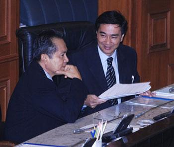 Thailand's Prime Minister Abhisit Vejjajiva (R) smiles during a no-confidence vote at the Parliament in Bangkok March 21, 2009. Prime Minister Abhisit Vejjajiva and five cabinet ministers survived a no-confidence vote in Parliament on Saturday after a two-day censure debate. (Xinhua/Thana Nuntavoranut)