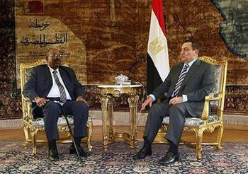 Sudanese President Omar al-Bashir (L) meets with his Egyptian counterpart Hosni Mubarak in Cairo. Beshir has arrived in Egypt, flaunting his freedom in defiance of an international arrest warrant for alleged war crimes in Darfur.(AFP/Cris Bouroncle) 