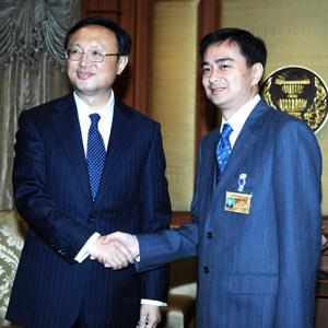 Thai Prime Minister Abhisit Vejjajiva (R) meets with Chinese Foreign Minister Yang Jiechi in Bangkok, capital of Thailand, March 25, 2009. (Xinhua/Thana Nuntavoranut)