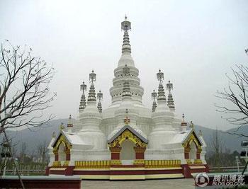 The Second World Buddhist Forum opens at Lingshan Buddhist Palace.