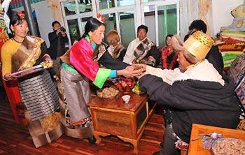 Tibetan people in traditional dress celebrate the first Serfs Emancipation Day at home in Qamdo, southwest China's Tibet Autonomous Region, March 28, 2009. (Xinhua/He Junchang)