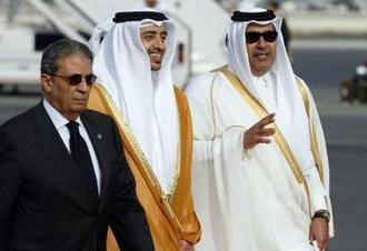 Secretary-General of the Arab States League Amr Musa (L), UAE Foreign Minister Sheikh Abdullah Bin Zayed al- Nahyan (C) and Qatari Prime Minister Sheikh Hamad bin Jassim bin Jaber Al Thani stand during the arrival of UAE President Sheikh Khalifa bin Zayed al-Nahyan at Doha international airport March 29, 2009.REUTERS/Osama Faisal