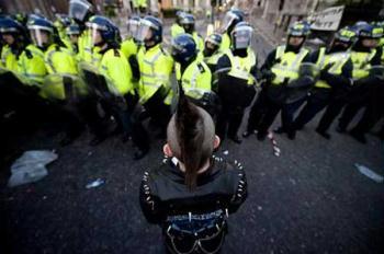 A G20 protester stands facing the police outside the Bank of England in the City of London, April 1, 2009. The number of arrests made by British police during Wednesday's citywide G20 London summit protests has risen to 63, police said.(Xinhua/AFP Photo)