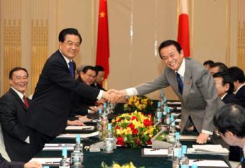 Chinese President Hu Jintao (2nd L) shakes hands with Japanese Prime Minister Taro Aso in London, Britain, April 2, 2009. (Xinhua/Lan Hongguang)