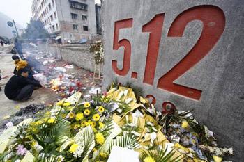 People lament over their deceased relatives in May 12 Sichuan Earthquake, in Beichuan, a quake-jolted county of southwest China's Sichuan Province, April 2, 2009. The ruined city of Beichuan County, once closed to avert pestilence, is opened to the public from April 1 to 4 so that people could offer sacrifices to their deceased relatives and friends in the May 12 Earthquake.(Xinhua/Zhong Min)