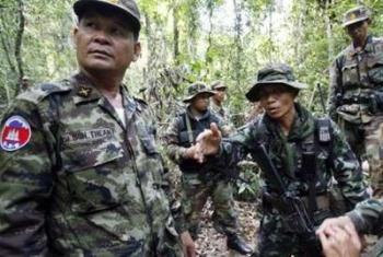 A Thai commander (2nd R) talks to a Cambodian commander (L) at the front line of their disputed border where Thai and Cambodian soldiers exchanged rifle and rocket fire near an ancient Hindu temple in Preah Vihear province, 543 km (337 miles) north of Phnom Penh April 4, 2009. Cambodian Prime Minister Hun Sen said on Saturday a border clash with Thailand around a 900-year-old Hindu temple would not escalate into a more serious conflict.REUTERS/Chor Sokunthea 