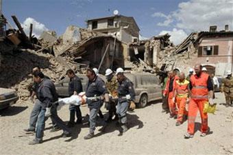 Rescuers carry a stretcher in the village of Onna, central Italy, Monday, April 6, 2009.(AP Photo/Sandro Perozzi)