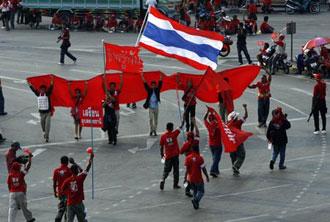 Taxi drivers and supporters of former Thai Prime Minister Thaksin Shinawatra block the main road during an anti-government protest at the Victory monument in Bangkok April 9, 2009.(Xinhua/Reuters Photo)