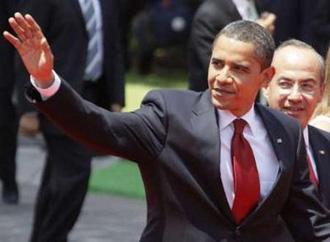 U.S. President Barack Obama waves next to his Mexican counterpart Felipe Calderon during an official welcoming ceremony at the presidential residence Los Pinos in Mexico City April 16, 2009. REUTERS/Daniel Aguilar