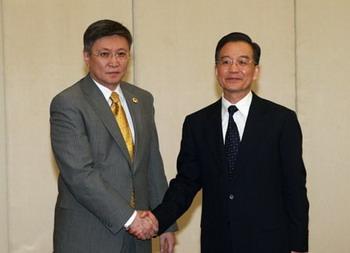 Chinese Premier Wen Jiabao (R) meets with his Mongolian counterpart Sanj Bayar in Sanya, south China's Hainan Province, April 17, 2009. Bayar arrived here to attend the Boao Forum for Asia (BFA) Annual Conference 2009 which would be held in Boao, Hainan from April 17 to 19.(Xinhua/Pang Xinglei)