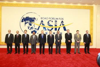 Leaders take a family photo before the opening plenary of Boao Forum for Asia (BFA) Annual Conference 2009 in Boao, a scenic town in south China’s Hainan Province, April 18, 2009. The BFA Annual Conference 2009 opened here on Saturday with the theme of "Asia: Managing Beyond Crisis".(Xinhua/Pang Xinglei)