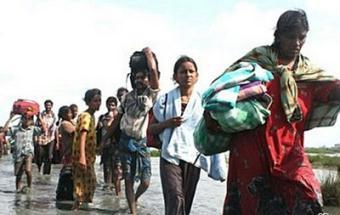 This picture released by the Sri Lankan Army shows what the army claims to be civilians escaping an area controlled by Tamil Tigers in north-eastern Sri Lanka.(AFP/HO)