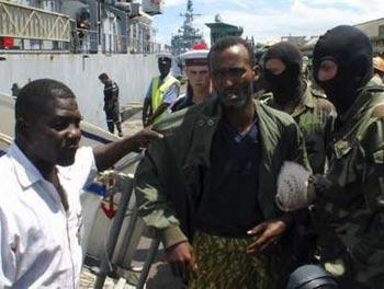 A French navy ship carrying suspected pirates has docked in the Kenyan port Mombasa. 