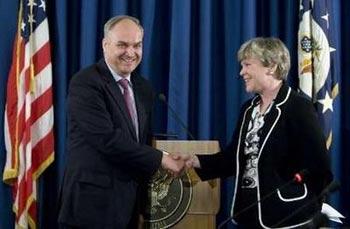 Rose Gottemoeller (R), U.S. Assistant Secretary of State for Verification and Compliance, and Anatoly Antonov, director of the Russian MFA Department of Security and Disarmament, shake hands at a news conference at the U.S. embassy in Rome April 24, 2009. U.S. and Russian negotiators held a "productive" initial round of talks in Rome aimed at securing a new treaty to curb nuclear weapons, they said on Friday, ahead of fully-fledged negotiations in the United States in May. REUTERS/Max Rossi (ITALY POLITICS) 