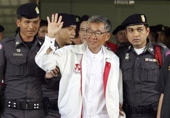 Weng Tojirakan, one of several leaders of the United Front for Democracy against Dictatorship (UDD), is led away from Bangkok, Thailand, criminal court Thursday, April 16, 2009, following a hearing. Thai authorities have issued a total of 13 arrest warrants for leaders of the anti-government demonstrations which sparked violence recently.(AP Photo/The Nation) 