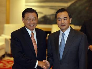 Wang Yi (R), director of the Taiwan Work Office of the Central Committee of the Communist Party of China, meets with Taiwan-based Straits Exchange Foundation (SEF) Chairman Chiang Pin-kung in Nanjing, capital of east China's Jiangsu Province, April 26, 2009. (Xinhua/Xing Guangli)