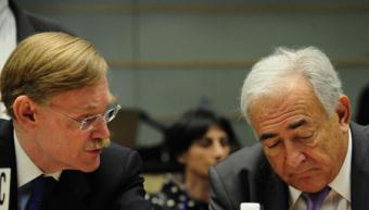 World Bank (WB) President Robert Zoellick (L) and International Monetary Fund (IMF) Managing Director Dominique Strauss-Kahn attend the semi-annual session of the Joint Development Committee of the World Bank and the International Monetary Fund, in Washington, the U.S., on April 26, 2009. The session was convened as the spring session of the two institutions entered its second day.(Xinhua/Zhang Yan)