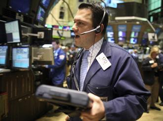 Traders work on the floor of the New York Stock Exchange, April 27, 2009. (Xinhua/Reuters photo)