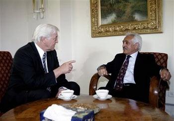 German Foreign Minister Frank-Walter Steinmeier, left, meets with Afghan counterpart Rangin Dadfar Spanta in Kabul, Afghanistan, Wednesday, April 29, 2009. Steinmeier arrived in the Afghan capital Wednesday morning on an unannounced two-day visit to meet with senior Afghan leadership.(AP Photo/Rahmat Gul) 