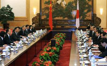 Chinese Premier Wen Jiabao (2nd L) holds talks with Japanese Prime Minister Taro Aso (4th R) at the Great Hall of the People in Beijing, capital of China, April 29, 2009 (Xinhua/Liu Jiansheng)