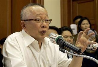 Sondhi Limthongkul, an outspoken media tycoon who founded the yellow shirts' People's Alliance for Democracy movement, speaks during a news conference at his office Sunday, May 3, 2009 in Bangkok, Thailand.(AP Photo/Apichart Weerawong)