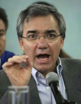 Colombia's Social Protection Minister Diego Palacio gestures during a news conference in Bogota May 3, 2009. Colombia has diagnosed its first confirmed H1N1 flu virus case, a man who recently returned from Mexico but is in good condition, Palacio said on Sunday.REUTERS/Carlos Duran