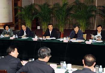 Chinese Vice Premier Li Keqiang (C) attends a symposium together with experts on prevention and control of A/H1N1 Flu at the Ministry of Health in Beijing, May 4, 2009. (Xinhua/Rao Aimin)