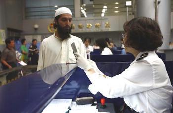 Passengers of T98 train go through customs at Beijing West Railway Station in Beijing, capital of China, May 5, 2009. T98 train connecting Kowloon and Beijing arrived here Tuesday. This was the first arrival of a train from Hong Kong in Beijing since the first human influenza A/H1N1 case was confirmed in Hong Kong, south China, on May 1. (Xinhua/Gao Xueyu)