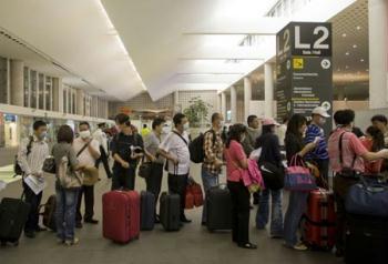 Chinese citizens wait for boarding at Benito Juarez international airport in Mexico City, capital of Mexico, May 5, 2009. A total of 79 Chinese citizens left Mexico City early Tuesday aboard a chartered flight sent by the Chinese government. The plane took off from Mexico City, heading towards Tijuana, northern Mexico, to lift 20 more Chinese before returning to China. (Xinhua/David De la Paz)