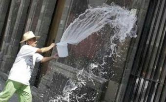 Government workers clean buildings to combat Influenza A H1N1 in downtown Mexico city May 5, 2009. The flu outbreak in Mexico could knock as much as half a percentage point off the country's economic growth this year, the government said on Tuesday, as it promised tax relief and emergency financing to affected companies.REUTERS/Daniel Aguilar