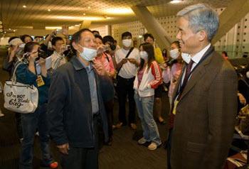 Chinese ambassador to Mexico Yin Hengmin (R) says good-bye to Chinese citizens waiting for boarding at Benito Juarez international airport in Mexico City, capital of Mexico, May 5, 2009. A total of 79 Chinese citizens left Mexico City early Tuesday aboard a chartered flight sent by the Chinese government. The plane took off from Mexico City, heading towards Tijuana, northern Mexico, to lift 20 more Chinese before returning to China. (Xinhua/David De la Paz)