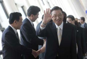 Chiang Pin-kung (R), chairman of the Taiwan-based Straits Exchange Foundation (SEF), waves to people at the Pudong International Airport in Shanghai April 29, 2009. (Xinhua File Photo/Xing Guangli)