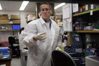 A researcher works on a vaccine for H1N1 flu virus at the Infectious Disease Labratory at the Centers for Disease Control in Atlanta, Georgia May 6, 2009. REUTERS/Tami Chappell