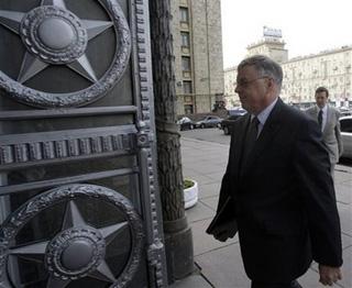 The Canadian ambassador Ralph Lysyshyn enters Russian Foreign Ministry headquarters in Moscow Wednesday, May 6, 2009.(AP Photo/Ivan Sekretarev)