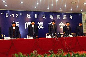 Participating in a press conference in Chengdu on May 7, 2009, the officials of Sichuan Province stand in silent tribute to victims and soldiers on rescuing work who lost their lives in a magnitude-8.0 earthquake on May 12 last year, with the province at the epicenter.