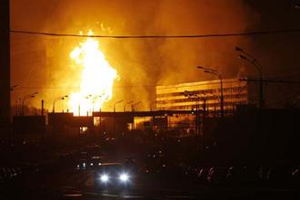 Flames are seen on Bolshaya Ochakovskaya street after an explosion in Moscow May 10, 2009. A gas pipeline exploded in southwest Moscow early on Sunday, sending flames 100 metres into the air and setting buildings and cars ablaze.(Xinhua/Reuters Photo)